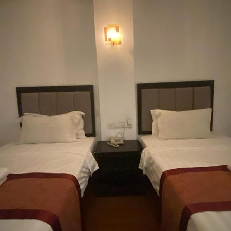 קוטה קינבלו Kk Waterfront Hotel מראה חיצוני תמונה
