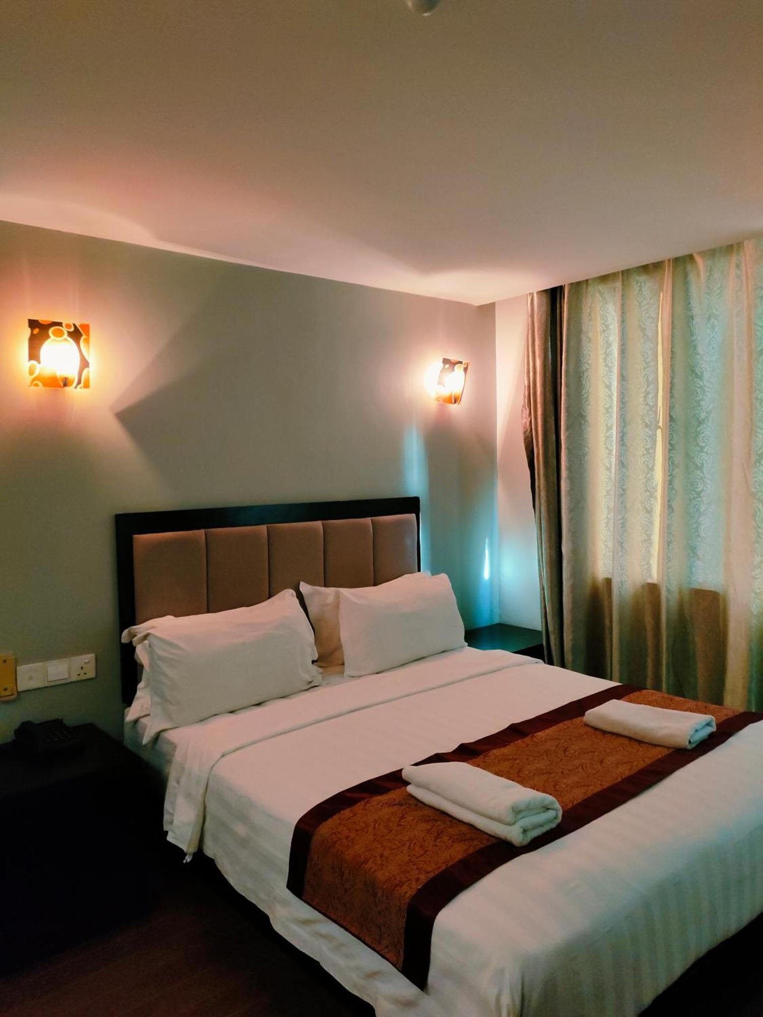 קוטה קינבלו Kk Waterfront Hotel מראה חיצוני תמונה